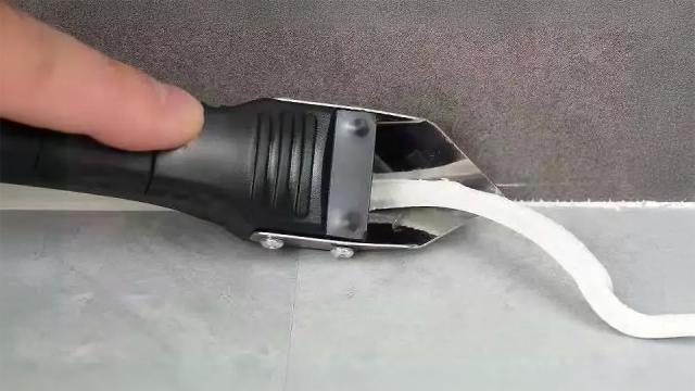 Ako odstrániť silikón: praktický návod na odstránenie starého a zaschnutého silikónu